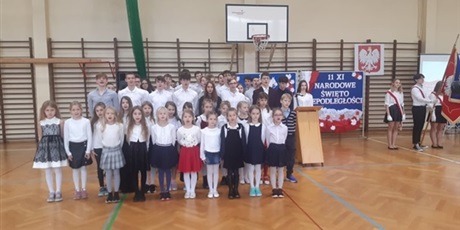 Powiększ grafikę: Uczniowie ZSSiMS śpiewają hymn Polski