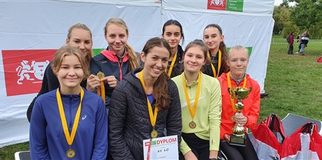 Powiększ grafikę: dziewczeta-z-xii-lo-zssims-zlotymi-medalistkami-gdanskiej-licealiady-w-sztafetowych-biegach-przelajowych-213609.jpg