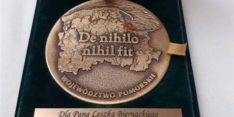 Powiększ grafikę: medal-dla-trenera-pilki-recznej-leszka-biernackiego-od-marszalka-wojewodztwa-pomorskiego-205840.jpg